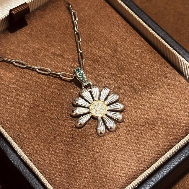 A6588 This popular vintage collection features a brushed two-tone daisy necklace
