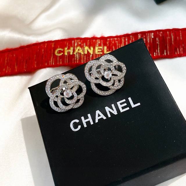 Chanel Camelia series hollow diamond-studded camellia necklace made of high-end