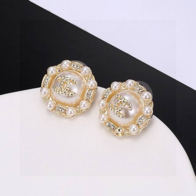 Chanel Xiaoxiang's new double C earrings are made of the same material as the or