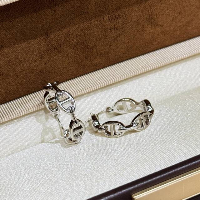A6531 H's classic high-end and classy pig nose glossy earrings. Attractive class