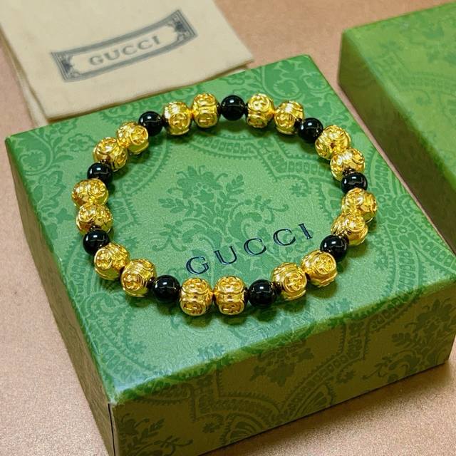 The latest Gucci bracelet, a classic and exquisite design, features both style
