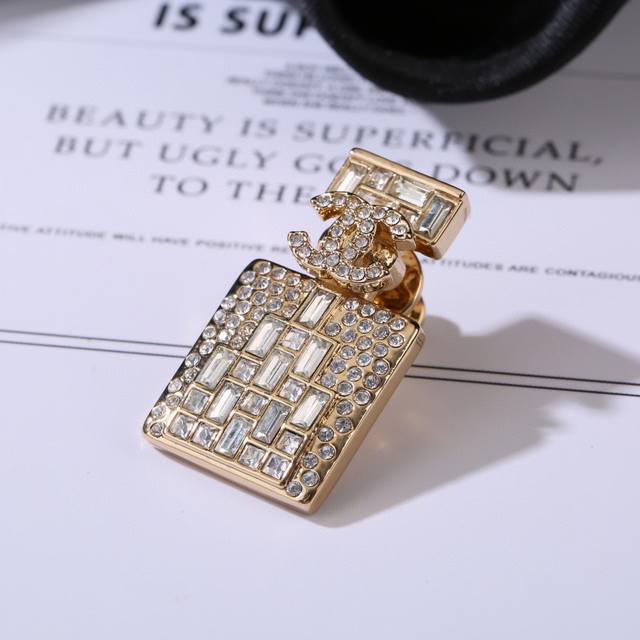 Chanel Autumn/Winter Series Perfume Bottle Diamond Double C Brooch A unique desi