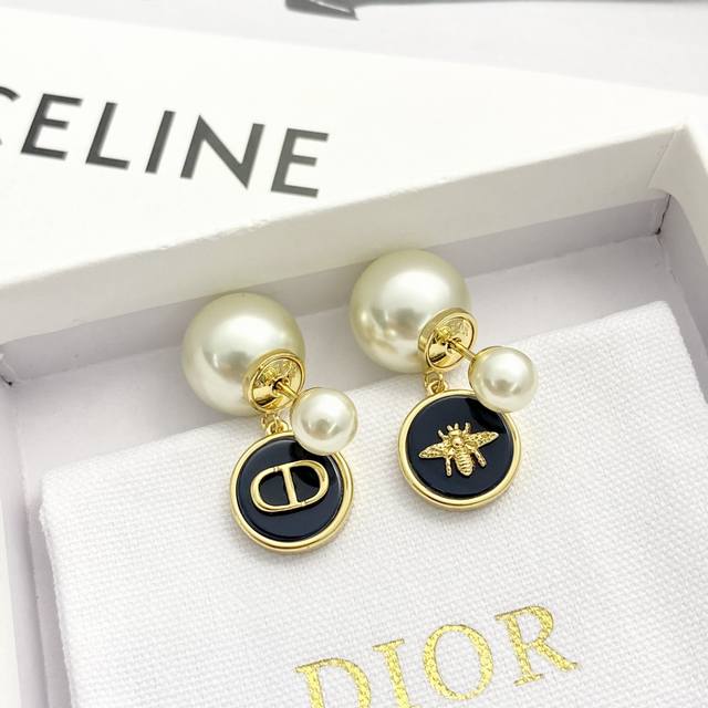 Today's new model code E3167 Dior earrings are a hot seller. New arrival Dior b