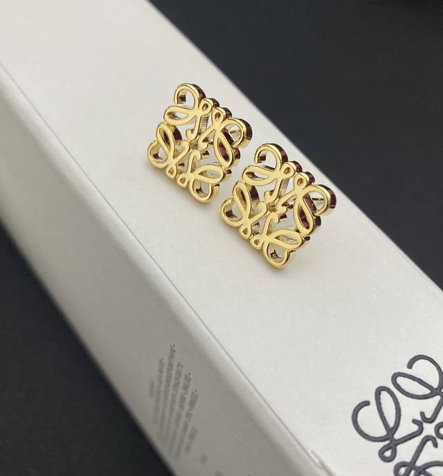 The new Loewe Loewe finely carved letter earrings fell in love with the Loewe An