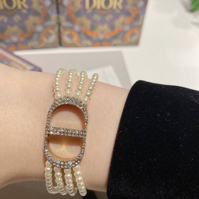 No. Dsl0106 New Dior three-layer pearl bracelet Dior's latest multi-element bra