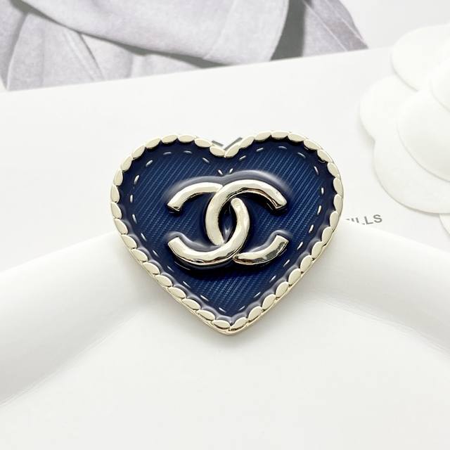 Code A637 Chanel brooch hot-selling new Zp Chan 24 faux denim heart brooch Awes