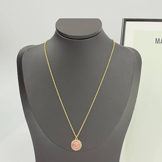Code N729 Dior necklace, a hot-selling new arrival. Cd pink round button neckla