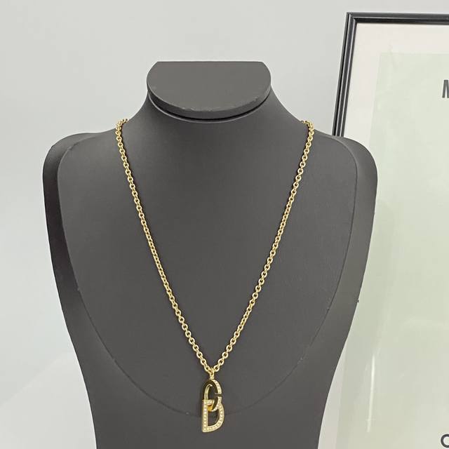 Code N713 Dior necklace, a hot-selling model, is now available. Dior rhinestone