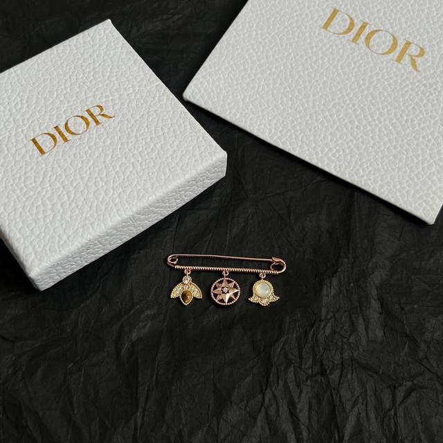Dior vintage brooch, made of original brass, sweet and elegant.