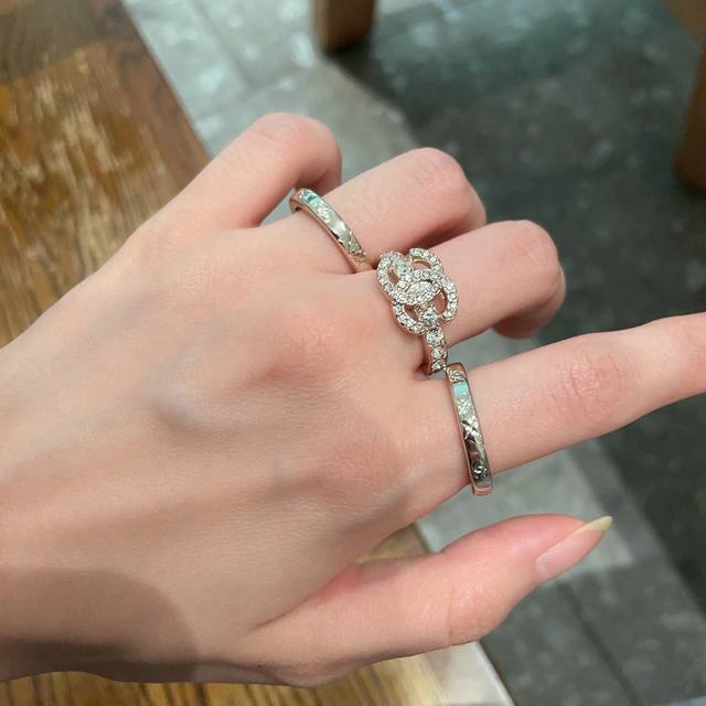 A Chanel three-piece ring set with a double C design! This is a ring I can't he