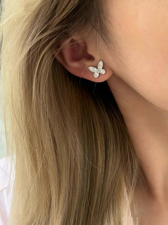 V , are exquisitely crafted. The flowing lines of these high-end jewelry pieces,