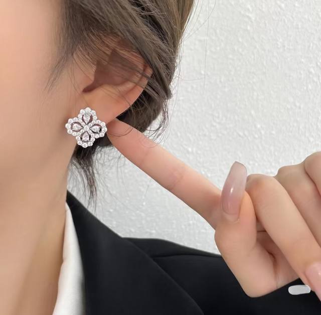 V Gold and White Diamond Harry Winston Full Diamond Clover Earrings# Diamond Lin