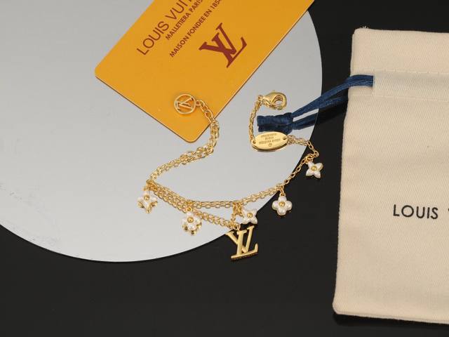The exquisitely crafted Louis Vuitton flower bracelet inherits the exquisite cr