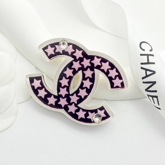 Code A633 Chanel's hot-selling brooch, the Chan 24 Acrylic Star Double C Brooch