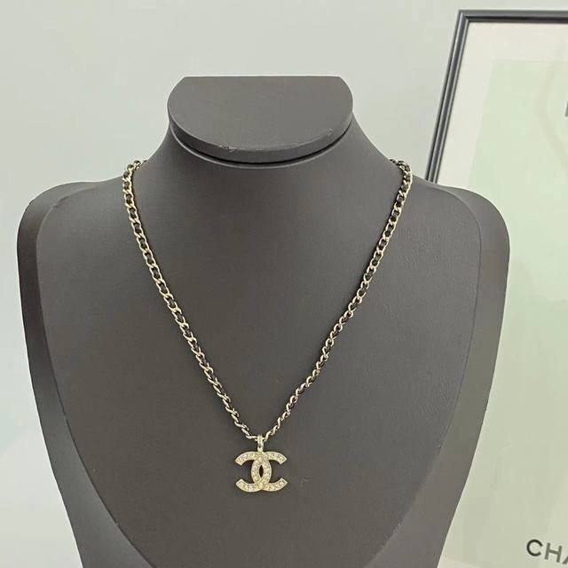 Today's new model number is N1111 Chanel necklaces are a hot seller! New arriva