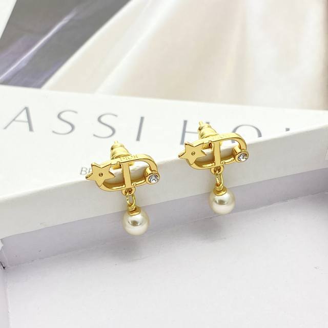Today's new model code E3161 Dior earrings are a hot seller! New arrival! Dior