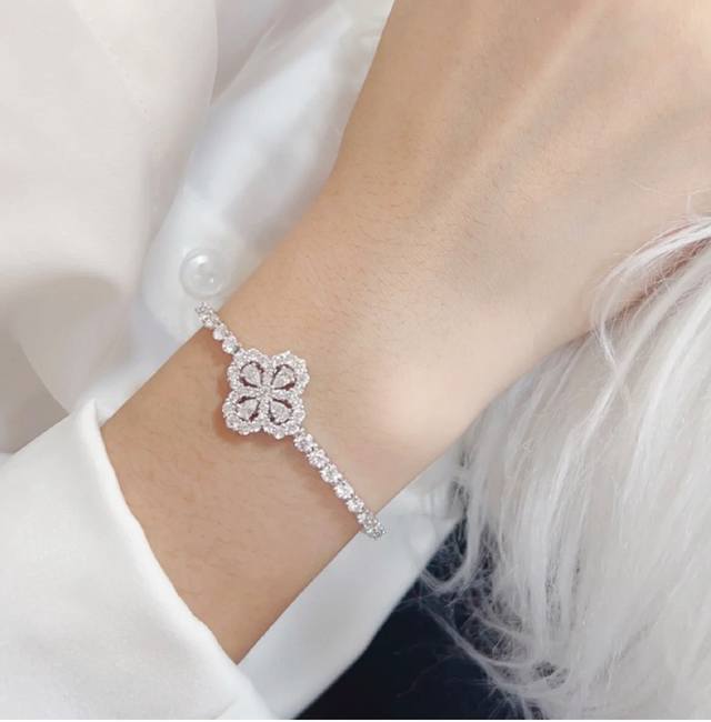 This price is adjusted to 925. The entire clasp is attached one by one by hand,