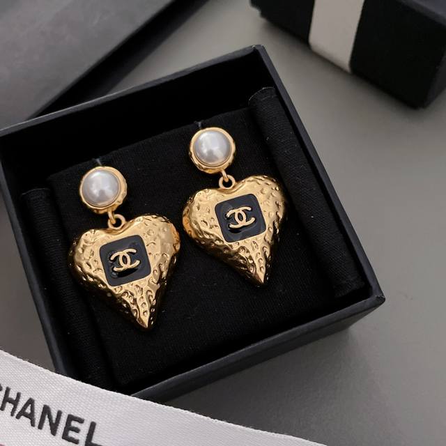 High-quality details as shown in the picture. Retro heart-shaped earrings with