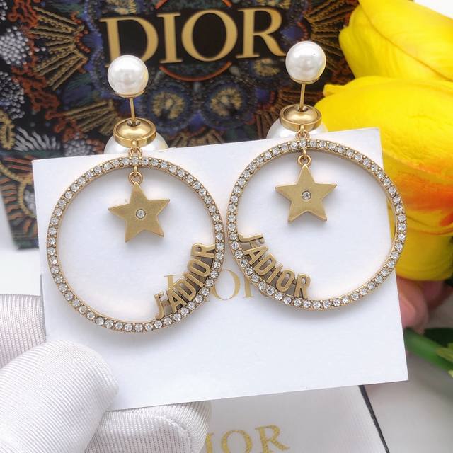 No.Ded0068 Dior five-pointed star pearl earrings are newly launched in the count