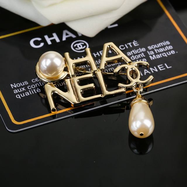 Chanel Autumn and Winter Series Pearl Brooch is a super perfect fashionable ele