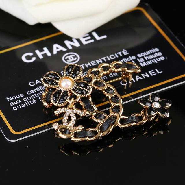 Chanel Autumn/Winter Series Diamond Lambskin Drop Oil Double C Brooch A unique