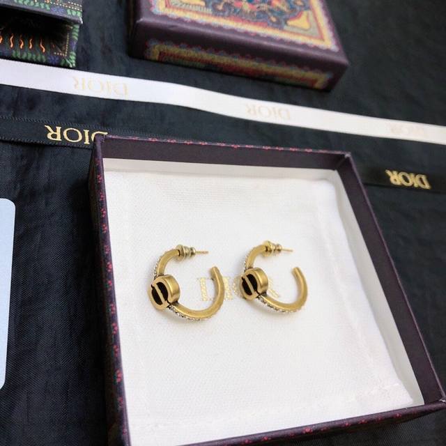 New Dior Dior exquisite women's pearl CD earrings a must-have for aristocratic