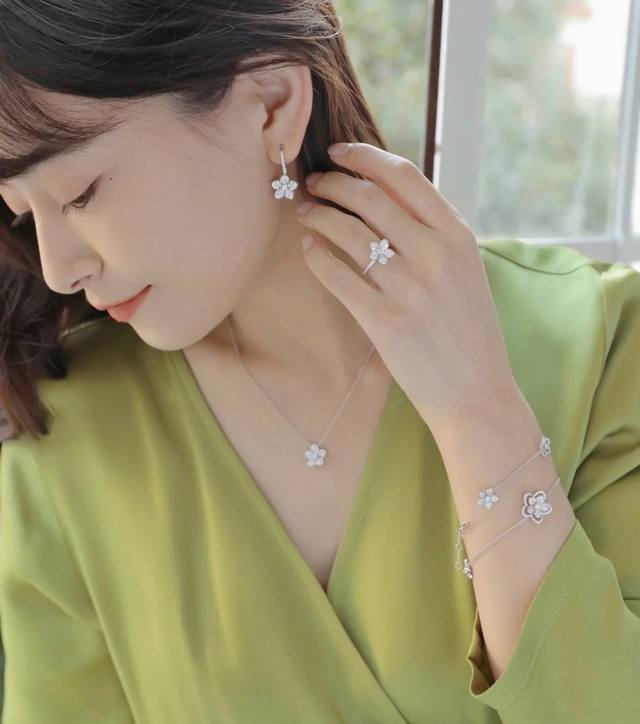 This price-adjusted 925 imported 5A high-carbon diamond Graff flower earrings ar