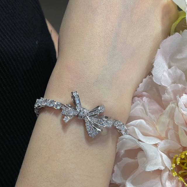 This price is adjusted to 925. Graff butterfly bracelet jewelry uses the finest
