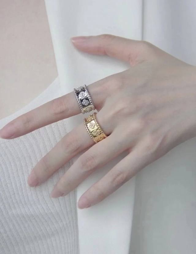 V gold-plated, size 5678. This wide VCA kaleidoscope ring is an authentic, off-b
