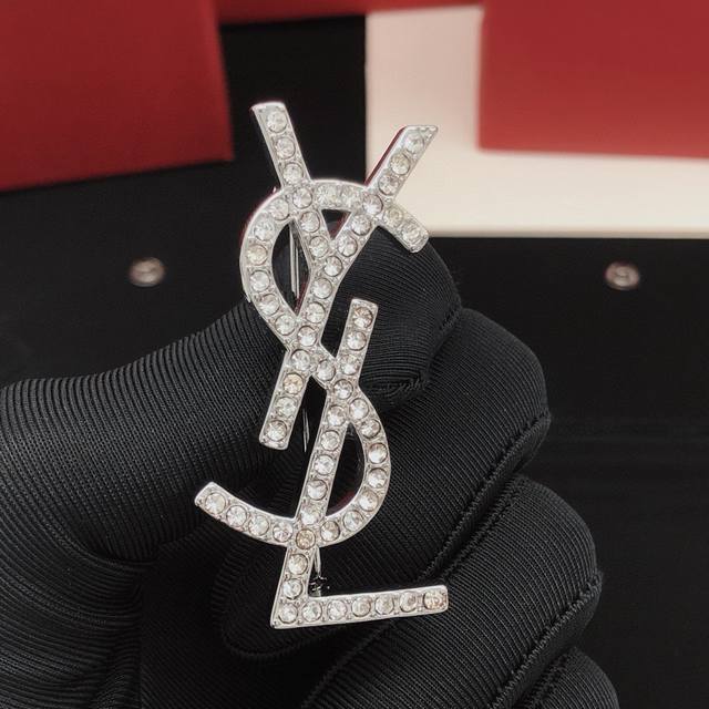 No. Yxz0010 A must-have Ysl silver diamond brooch for autumn and winter. It is