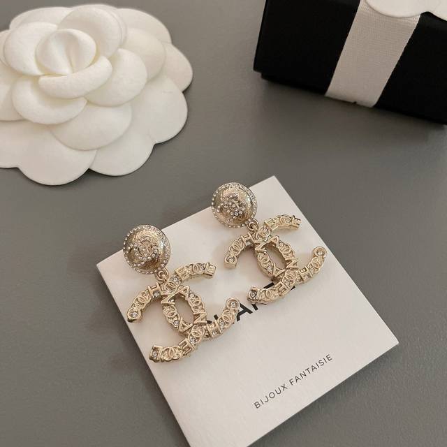 High-quality details as shown in the picture embossed double C earrings Z 5500.