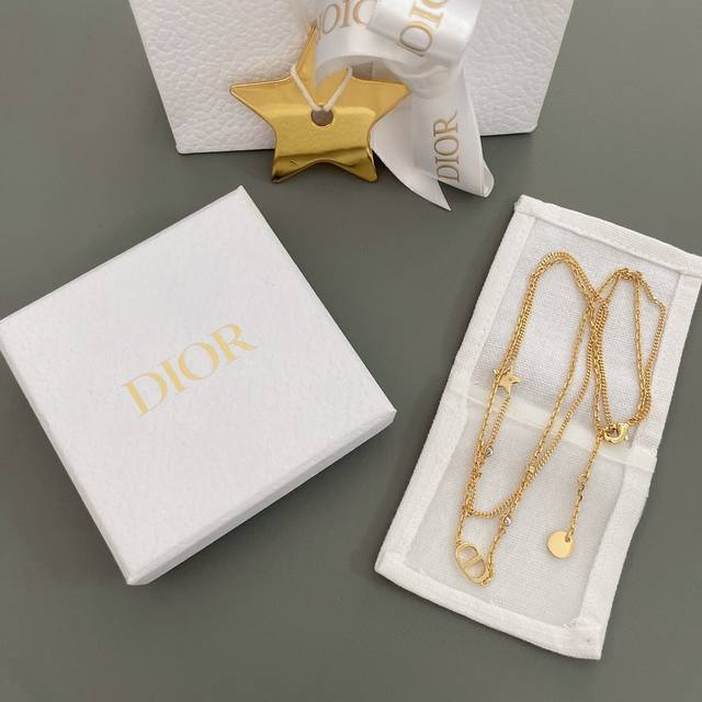 High-quality details as shown in the picture D double-layer CD star necklace is