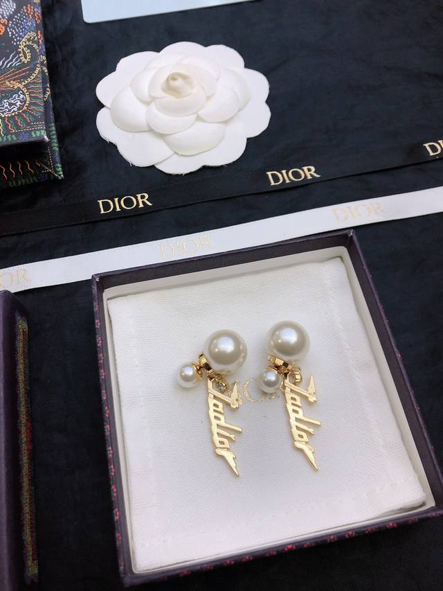 Dior Dior exquisite women's heart-shaped pearl CD earrings a must-have for arist