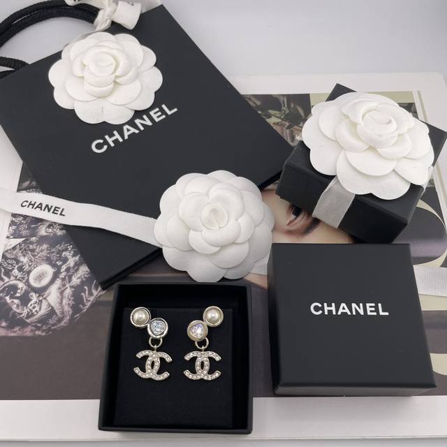We offer the heart-shaped beaded C stud earrings Z 5800, which are so beautiful,