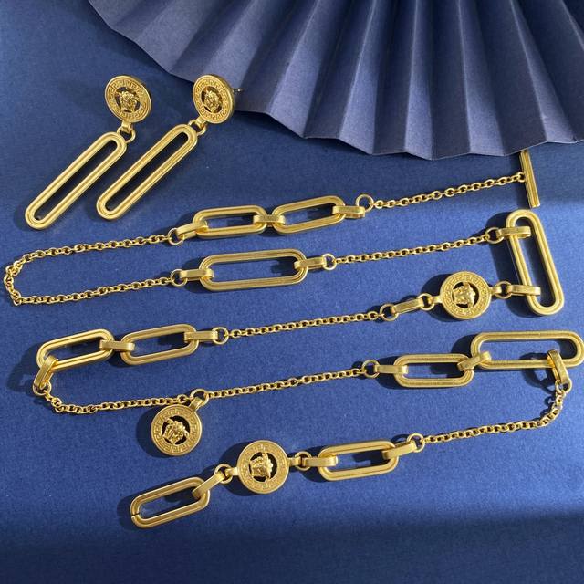 Earrings Vs92 Necklace Vs92 Versace Vintage European and American Fashion Round