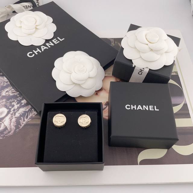 We produce thick and fragrant earrings. Purchase them on behalf of the customer