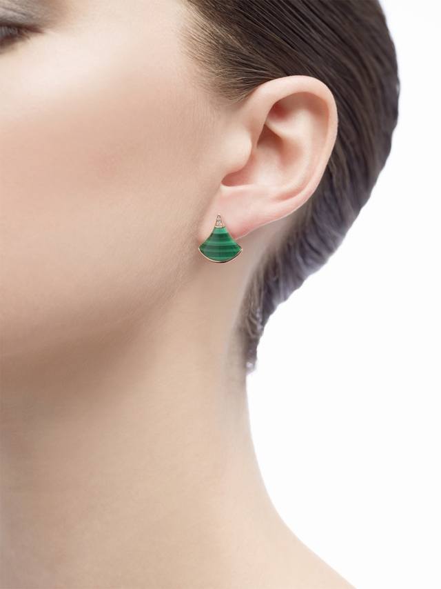Green and White Shell Our fan-shaped stud earrings, Zp22100+, have finally ship