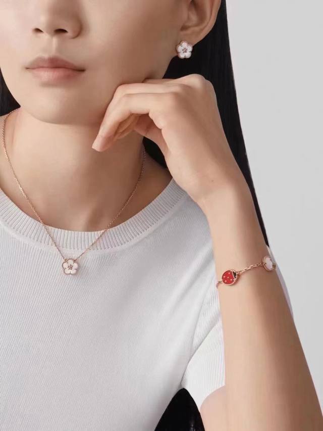 We offer plum blossom necklaces, customizable in 18K gold and diamonds. For larg