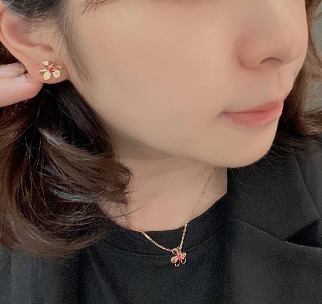 We offer a clover necklace (Zp17940+). Believe it or not, we're the only one to