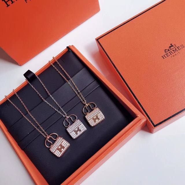 Silver, rose gold, and gold-finished versions, the same as Xige's, with an Herm