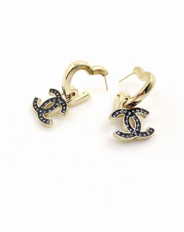 Chanel latest black Cc heart earrings consistent with the Z batch brass material