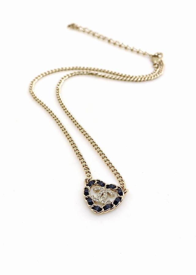 Chanel latest black leather hollow heart necklace consistent with the Z batch br