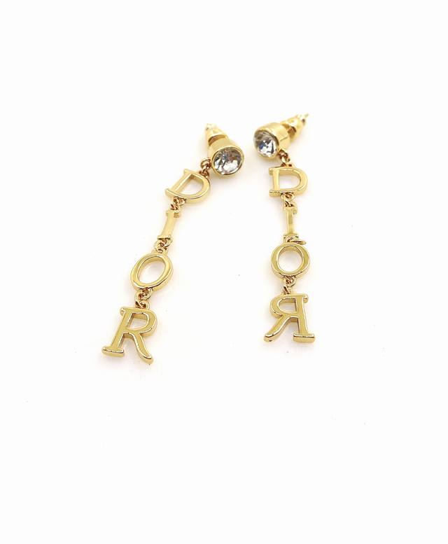 Daor latest movable letter long earrings consistent with Z batch brass material