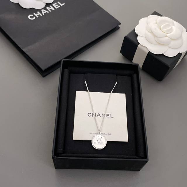 Our silver coin necklace is stylish and simple, with a very refreshing silver c