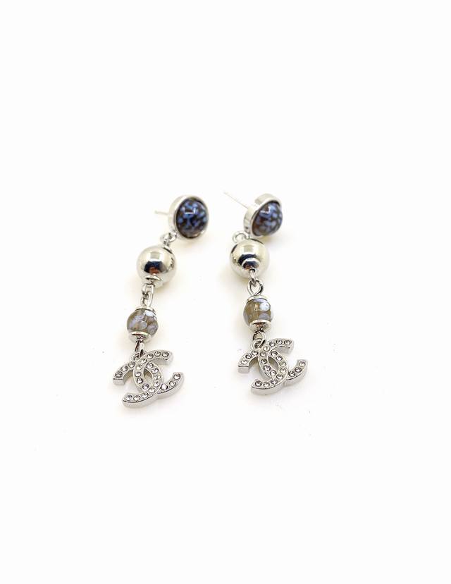 Chanel latest white gold blue bead long earrings consistent with the Z batch bra