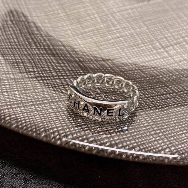 Chanel Double C series diamond-studded ring with a subtle Chanel style! A summe