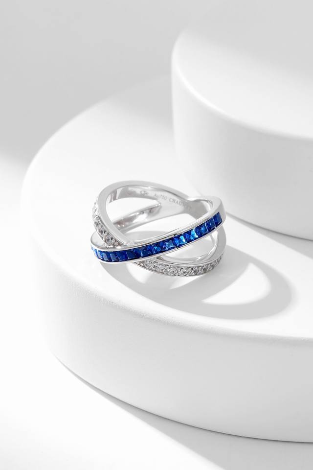 The new Liens ring pays tribute to Chaumet's iconic blue. Crafted with passion a