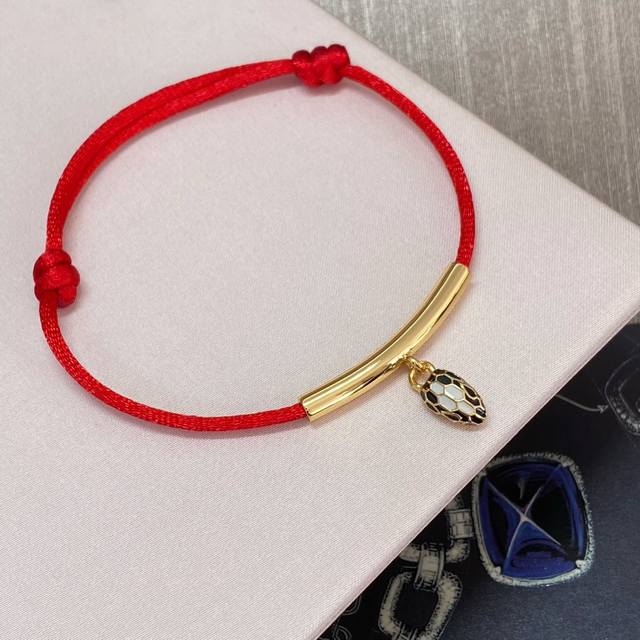 A refined version of the Bvlgari snake-shaped red string, a must-have for attra