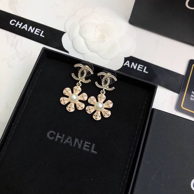 Purchasing level new arrival Chanel Xiaoxiang Chanel earrings are very beautifu