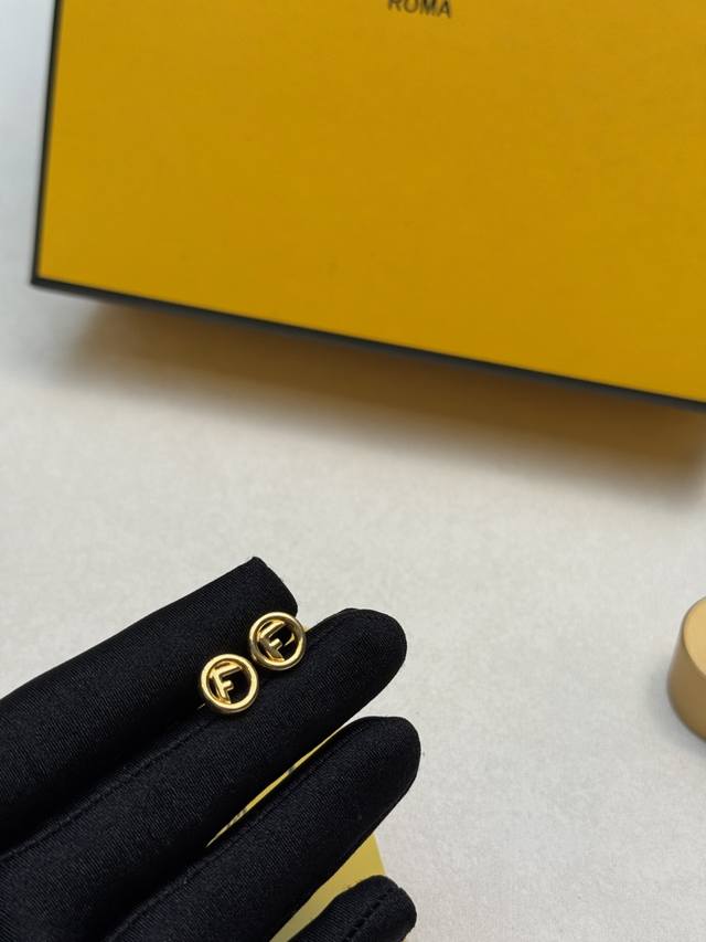 New Fendi Fendi mini logo earrings high-end custom hot style new simple and gen
